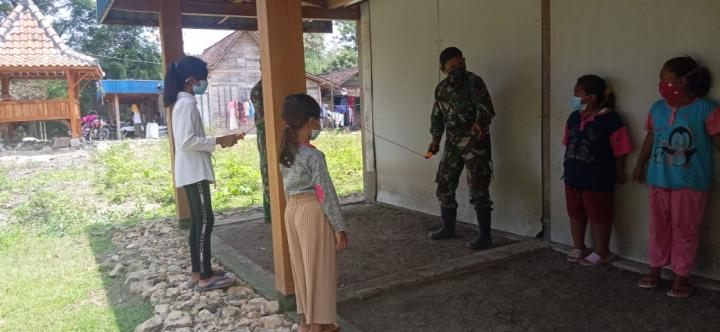 Satgas TMMD 110 Bojonegoro Ikut Bermain Lompat Tali Bersama Anak Kramanan